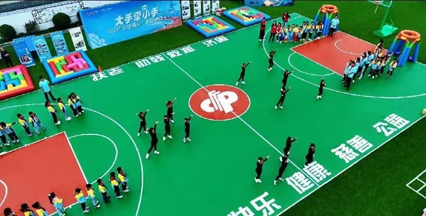 福彩資助建設(shè)的“愛(ài)心操場(chǎng)”。重慶市福彩中心供圖