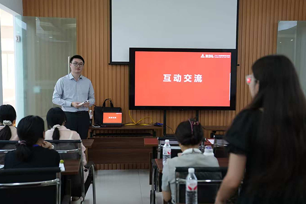 導(dǎo)師一對一答疑。渝北區(qū)人力社保局供圖