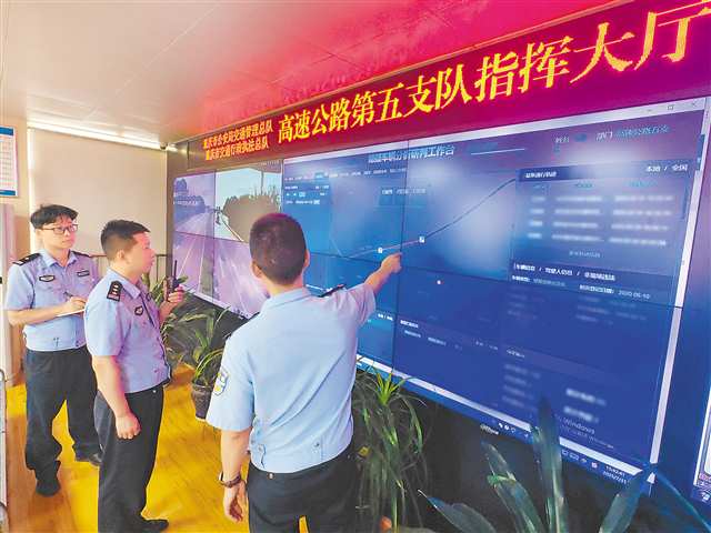 民警在分析研判可疑車輛。（市公安局交通管理總隊供圖）
