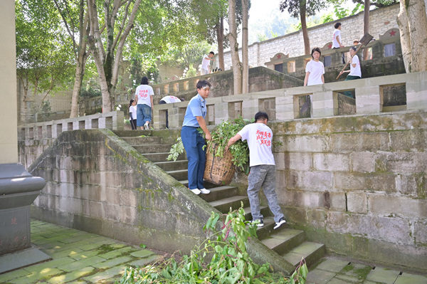 隊(duì)員們清掃烈士陵園。重慶師范大學(xué)供圖