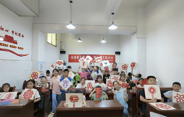 小朋友們展示剪紙作品。重慶電力高等?？茖W(xué)校供圖