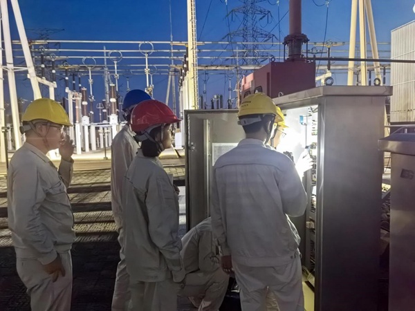 電力員工晝夜巡檢線路、設(shè)備。國(guó)網(wǎng)重慶永川供電公司