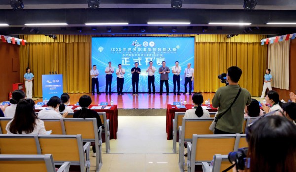 開賽儀式現(xiàn)場。重慶商務(wù)職業(yè)學(xué)院供圖