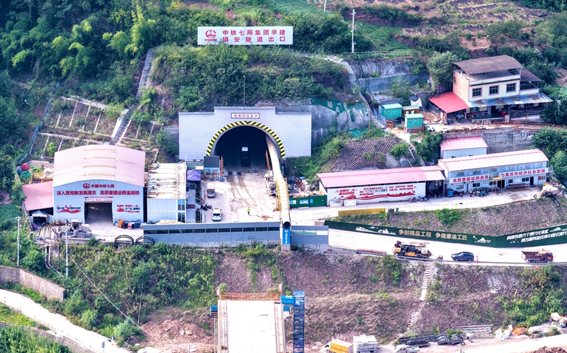 西渝高鐵鎮(zhèn)安隧道。石坤鵬攝