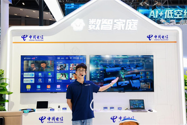 工作人員介紹數(shù)智家庭應(yīng)用。中國(guó)電信重慶公司供圖