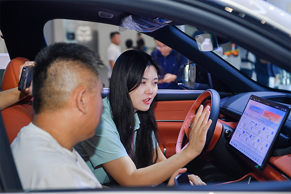 工作人員現(xiàn)場演示。三翼鳥供圖