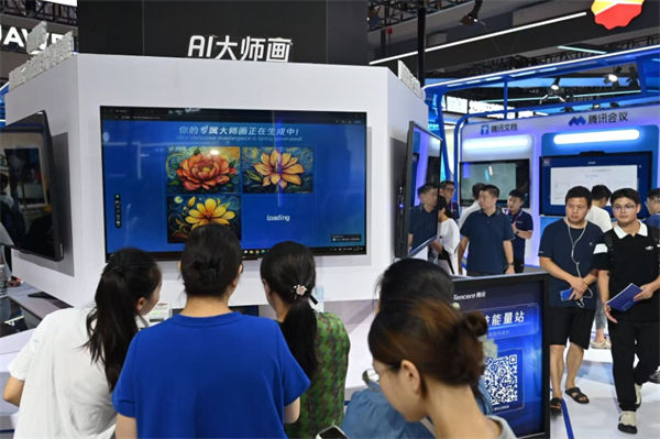 2025智博會騰訊展區(qū)，市民排隊體驗“AI大畫師”。鄒樂攝