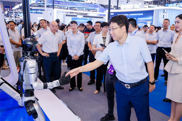 騰訊“具身智能Tairos開放平臺機(jī)器人”亮相智博會。騰訊供圖