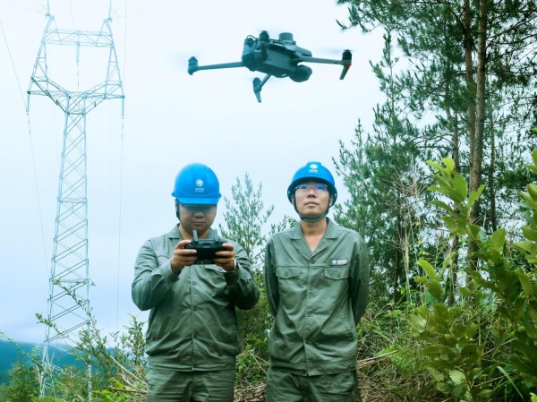國網(wǎng)重慶城口供電公司輸電運檢班員工采用“無人機+人工”的方式巡檢110千伏竹城線51號塔。鄧芝華攝