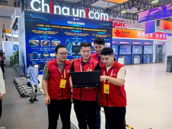 工作人員進行網(wǎng)絡(luò)調(diào)試。重慶聯(lián)通供圖