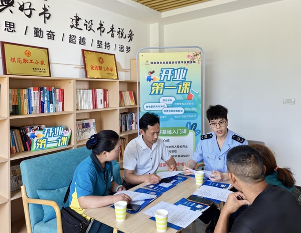 梁平區(qū)稅務(wù)人員走訪轄區(qū)企業(yè)，送上涉稅業(yè)務(wù)操作手冊(cè)，講解小型微利企業(yè)所得稅優(yōu)惠等政策，提示注意防范涉稅風(fēng)險(xiǎn)。何禮鵬攝