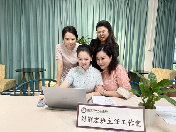肖堯（前排左一）。重慶市巴蜀藍(lán)湖郡小學(xué)校供圖