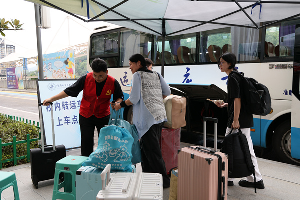 志愿者幫助新生搬運(yùn)行李。重慶城市科技學(xué)院供圖