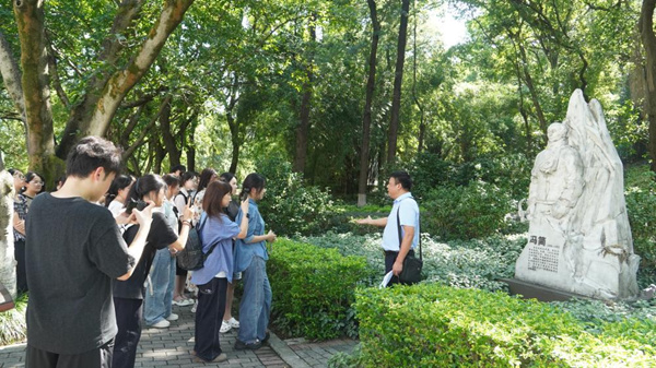 新聞學院黨委書記凌曉明講述馮簡與“重慶之蛙”的故事。王晨雅攝