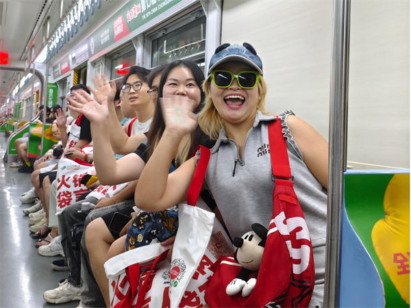 火鍋專列上的乘客熱情互動。主辦方供圖