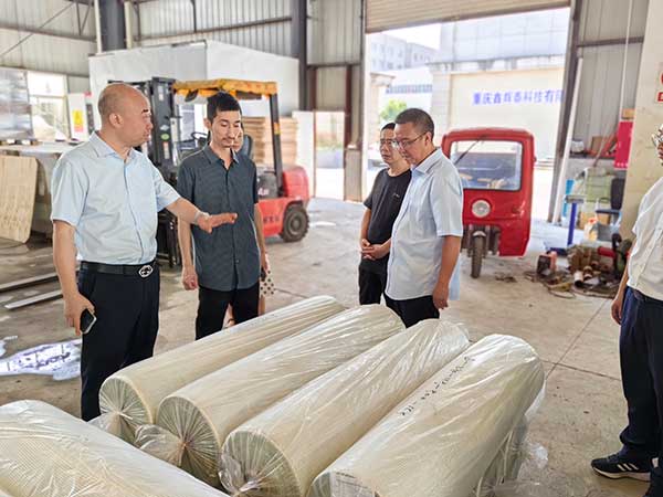 工行黔江分行為企業(yè)提供服務(wù)。重慶市委金融辦供圖