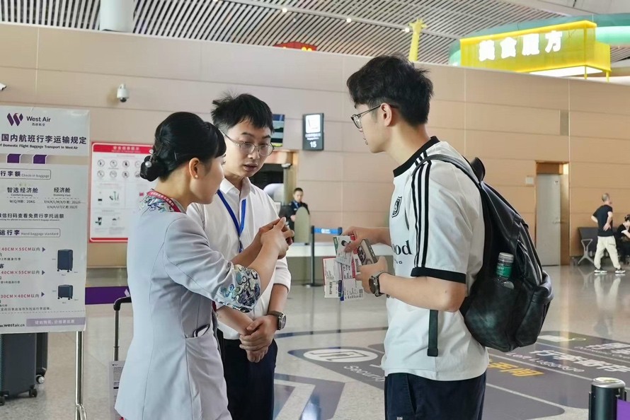 西部航空公司工作人員引導(dǎo)旅客值機。西部航空供圖