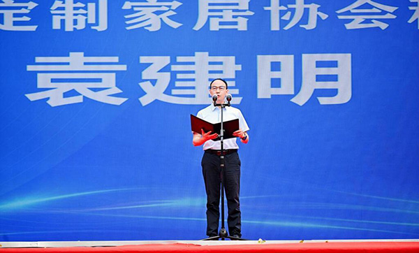 重慶市定制家居協(xié)會秘書長袁建明。唐卡裝飾供圖