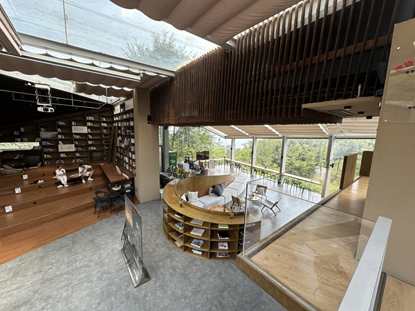 村里的烤煙房改造成咖啡館和圖書館，成為游客打卡地。莢天宇攝