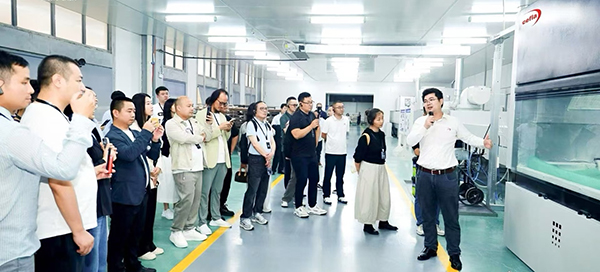 展示智能涂裝線。馬格家居供圖