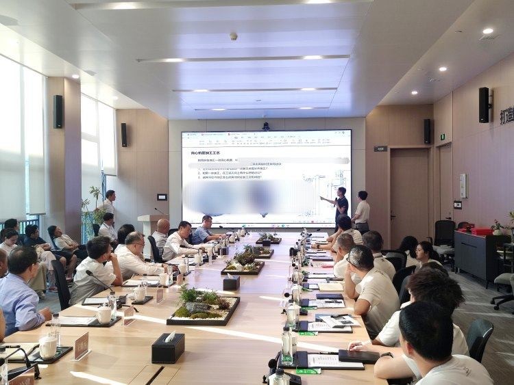 “大國工匠”與宗申航發(fā)技術(shù)骨干開展技術(shù)交流。楊夕文攝