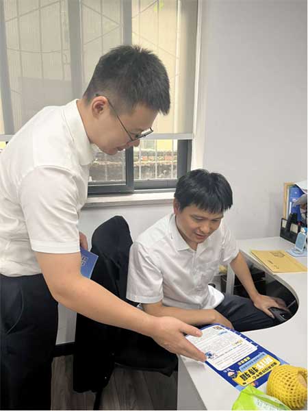 反詐宣傳進(jìn)機(jī)構(gòu)。恒豐銀行重慶分行供圖