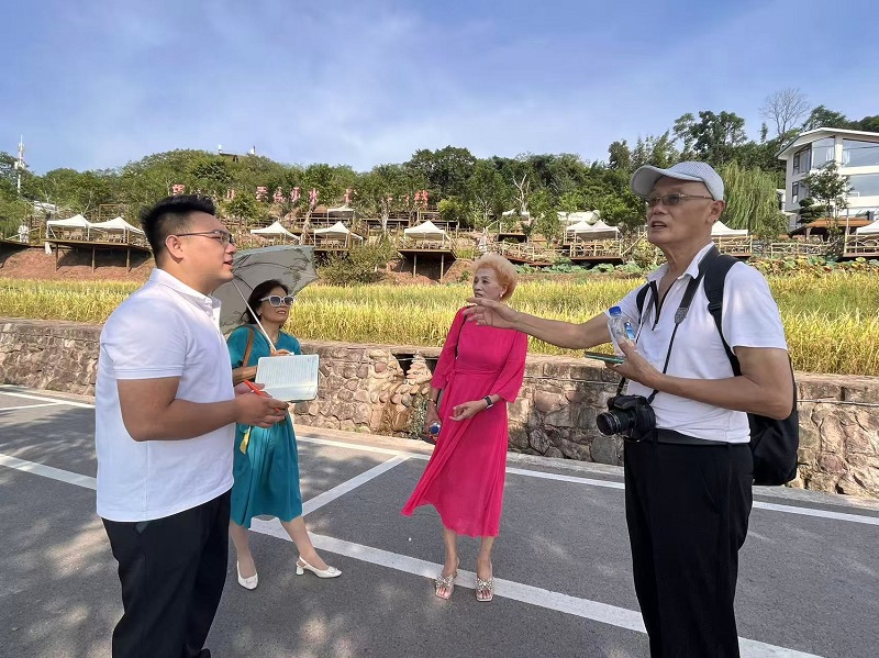 袁一焯認真詢問并一一記錄游客的體驗和建議。周小平攝