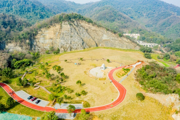 中梁山礦坑公園。九龍坡區(qū)融媒體中心供圖