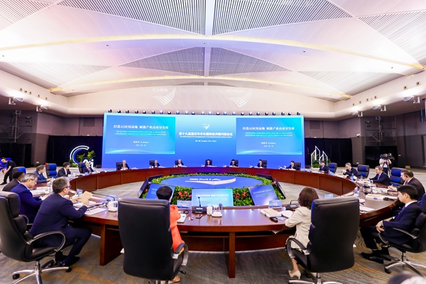 第十九屆重慶市市長(zhǎng)國(guó)際經(jīng)濟(jì)顧問(wèn)團(tuán)會(huì)議舉行。重慶市商務(wù)委供圖