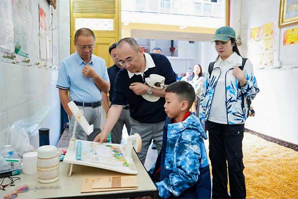 送愛心物資。平安人壽重慶分公司供圖