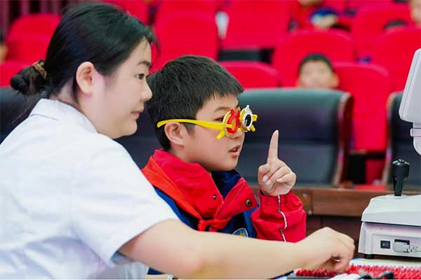 開展視力檢測(cè)。平安人壽重慶分公司供圖