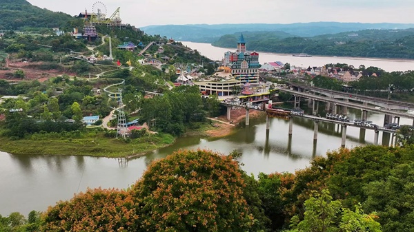 美心紅酒小鎮(zhèn)秋景。景區(qū)供圖