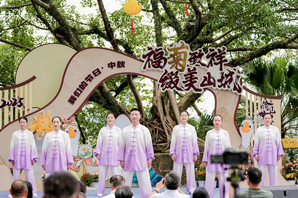 重慶市中醫(yī)骨科醫(yī)院的醫(yī)護(hù)工作者們帶來八段錦表演。活動(dòng)方供圖