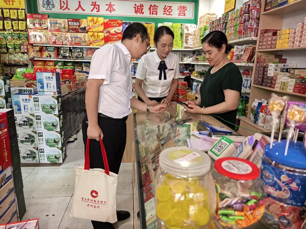 重慶農(nóng)商行開州支行客戶經(jīng)理上門對接融資需求。重慶農(nóng)商行供圖