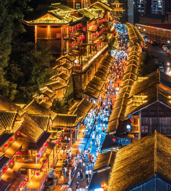 10月5日，酉州古城人氣爆棚，酉陽(yáng)桃花源文旅集團(tuán)供圖