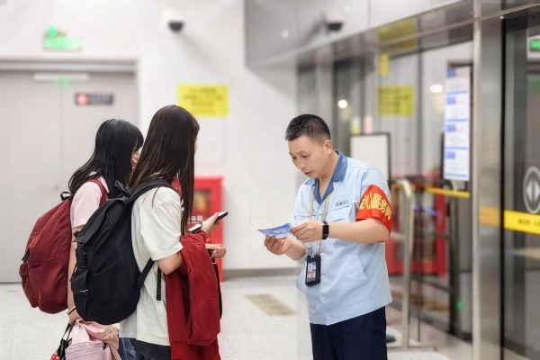 重慶江北機(jī)場捷運(yùn)站臺(tái)愛心服務(wù)崗。新大正供圖