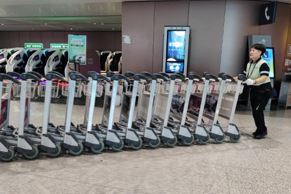 北京大興機(jī)場新大正工作人員正在整理手推車。新大正供圖