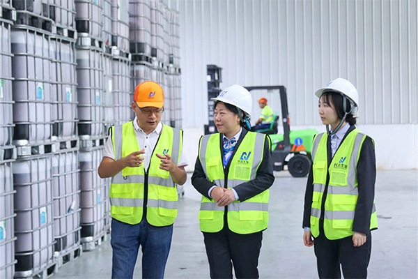 高波為銀行工作人員介紹企業(yè)情況。向詩(shī)佳攝