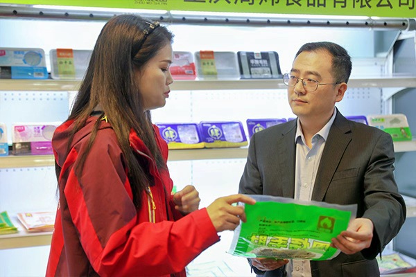 農(nóng)行工作人員深入了解企業(yè)產(chǎn)品結(jié)構(gòu)。向詩(shī)佳攝