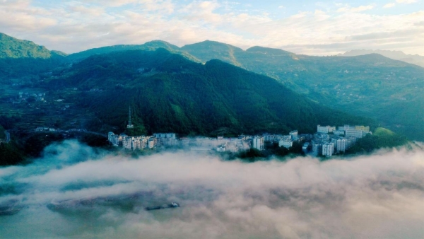 云陽縣龍洞鎮(zhèn)全貌。方劍攝