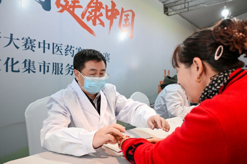 在健康義診區(qū)，中醫(yī)專家為市民看診。主辦方供圖