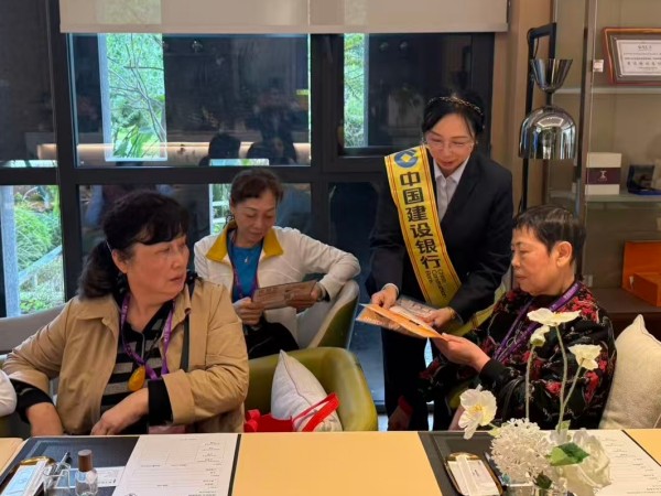 向老年群體開(kāi)展個(gè)人養(yǎng)老金政策解讀。建行重慶市分行供圖