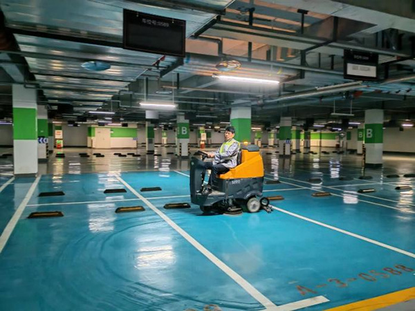 保潔人機(jī)操作場景。保利物業(yè)重慶公司供圖