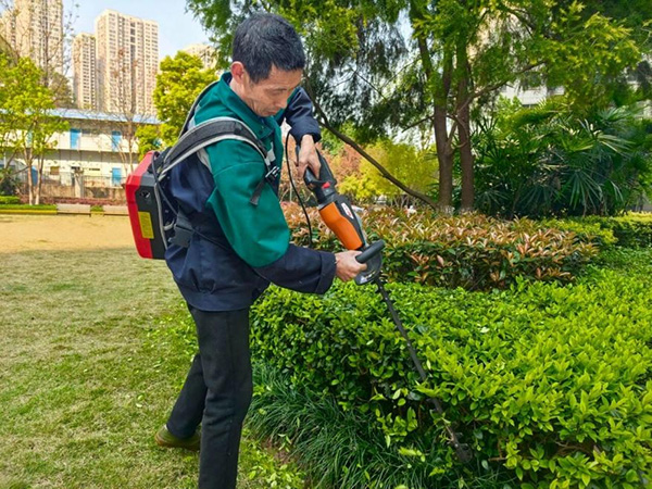 園區(qū)綠化工作場景。保利物業(yè)重慶公司供圖