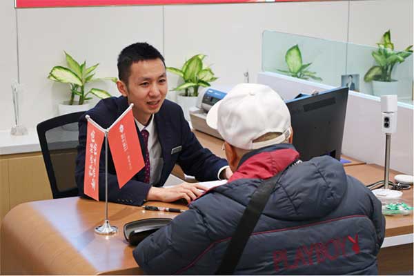 為老年群體辦理業(yè)務(wù)。恒豐銀行重慶分行供圖