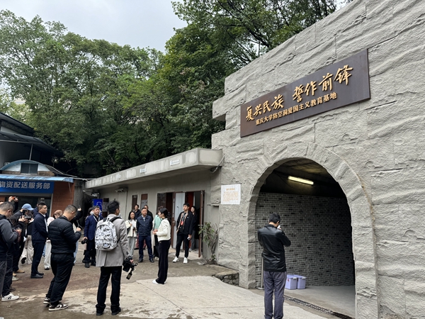 “青春華章·青春紅巖”網(wǎng)絡(luò)主題宣傳活動(dòng)走進(jìn)重慶大學(xué)防空洞。 記者 何賽格 攝