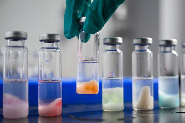 10月29日，位于江北區(qū)的登康口腔，研發(fā)人員在對牙膏膏體進(jìn)行試驗。記者 張錦輝 攝/視覺重慶