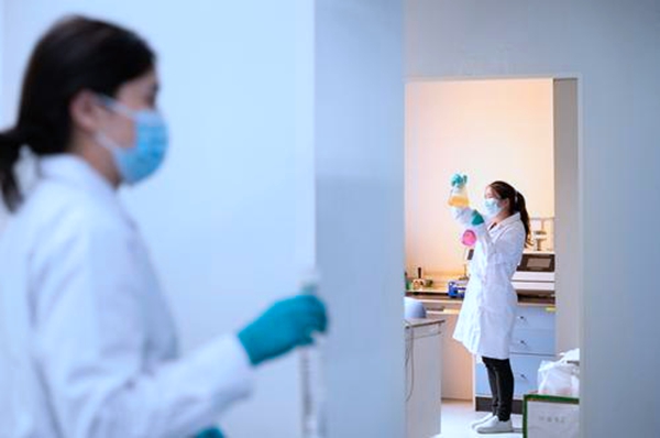 10月29日，位于江北區(qū)的登康口腔，研發(fā)人員在進(jìn)行口腔護(hù)理用品基礎(chǔ)研究。記者 張錦輝 攝/視覺重慶