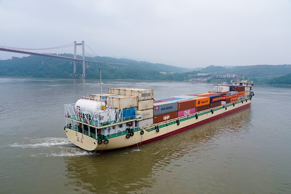 長江首艘130型LNG單一燃料動力集裝箱船，民生集團“民范”輪開啟重慶至太倉綠色首航。受訪企業(yè)供圖