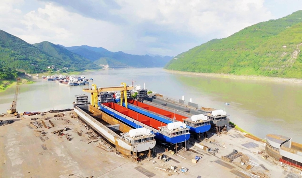 重慶市河牛滾裝船運(yùn)輸有限公司船舶修造現(xiàn)場(chǎng)。恒豐銀行重慶分行供圖 第1眼TV-華龍網(wǎng)發(fā)